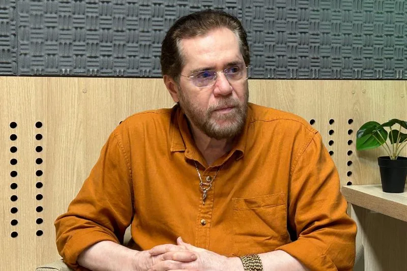 Justiça considera irregular propaganda de Plínio Valério e aplica multa de R$ 5 mil
