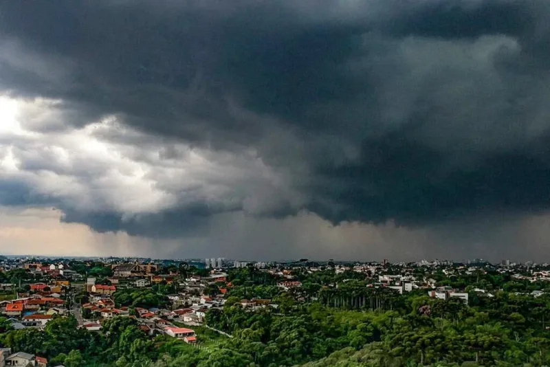 Frente fria reforça chuva e vento forte em São Paulo neste sábado