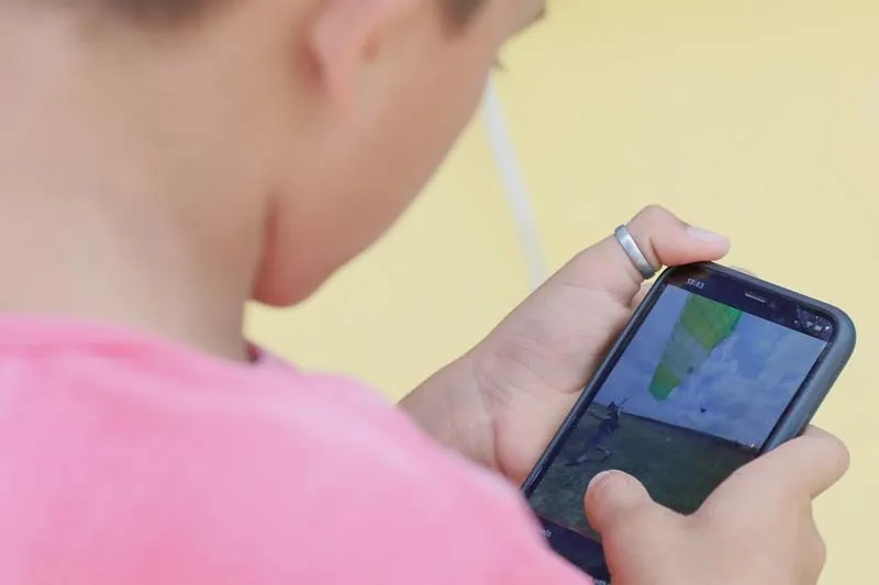 Celular no quarto aumenta preocupação com sintomas de olho seco em adolescentes