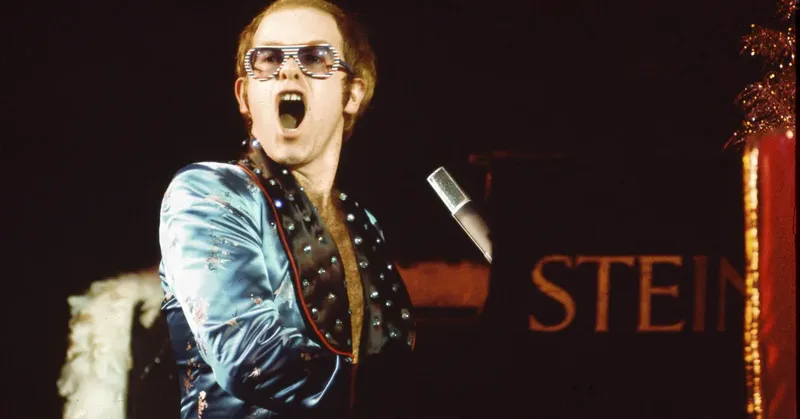Maquiagem azul com brilho recria look de Elton John para o Rock in Rio