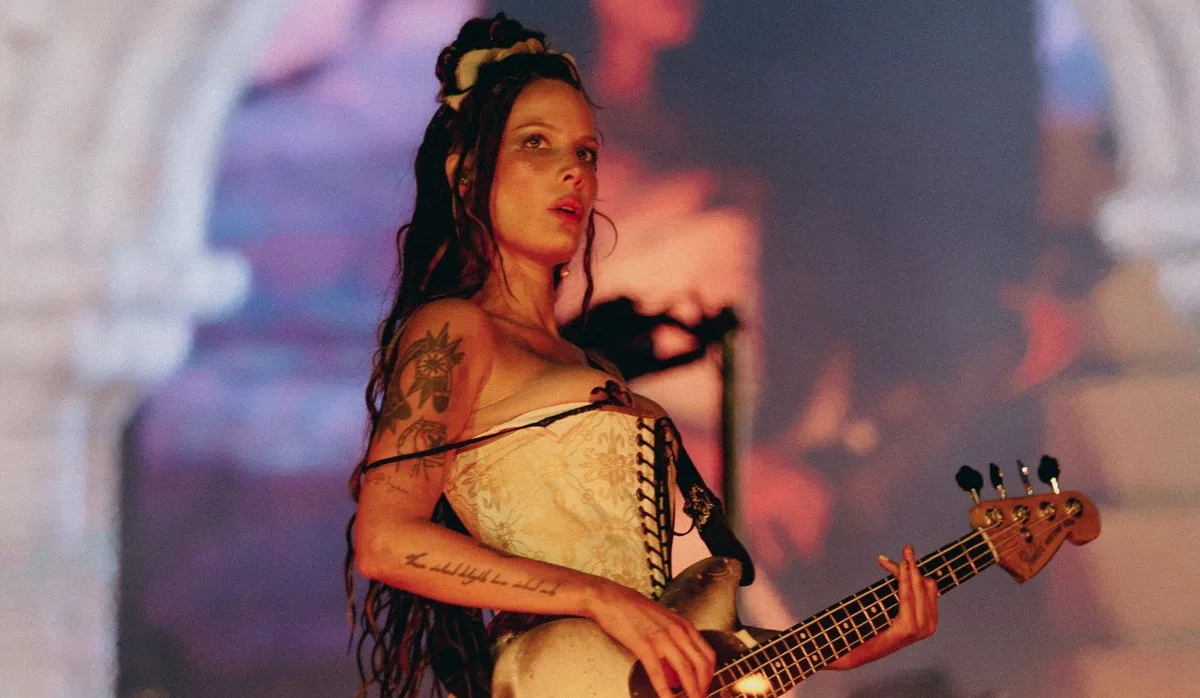 Halsey recebe alta após infecção no rosto e confirma show no Rock in Rio