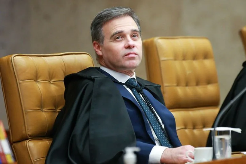 André Mendonça entrega processo sobre Moraes à presidência do STF
