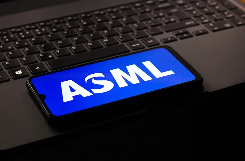 Clientes da ASML avançam com máquinas que imprimem chips menores