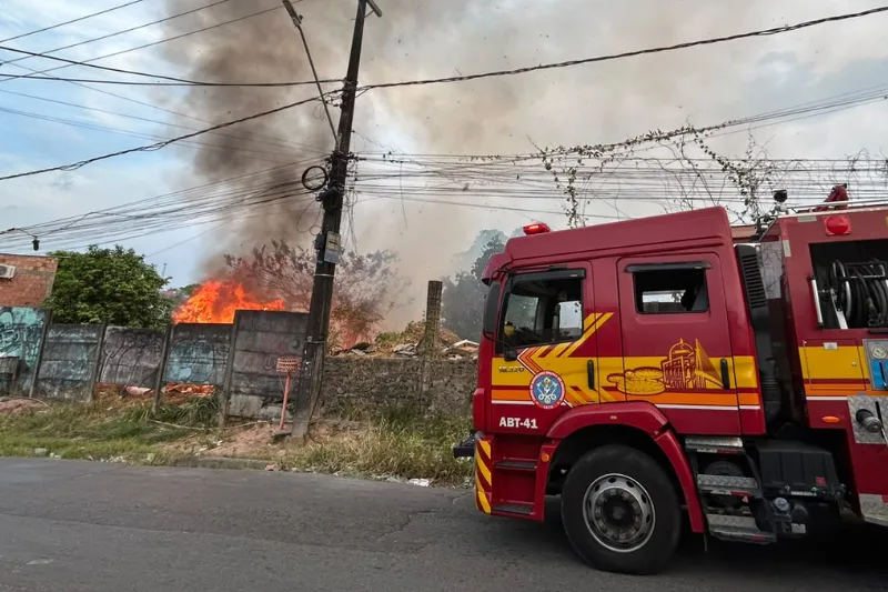 Moradores ajudam a conter fogo perto de casas em terreno de Manaus