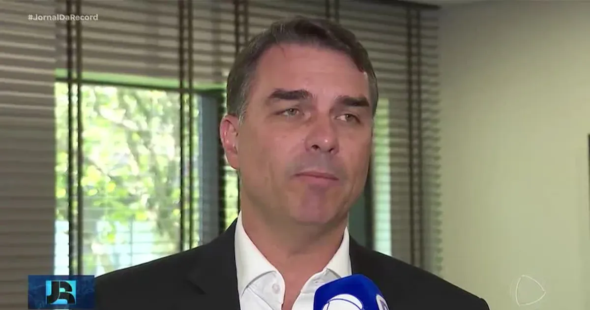 PF encontra mensagens sobre encontros entre Flávio Bolsonaro e Vorcaro por filme