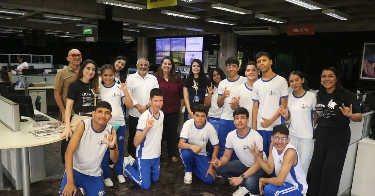 Estudantes surdos conhecem rotina de redação e produção de jornal em Belém
