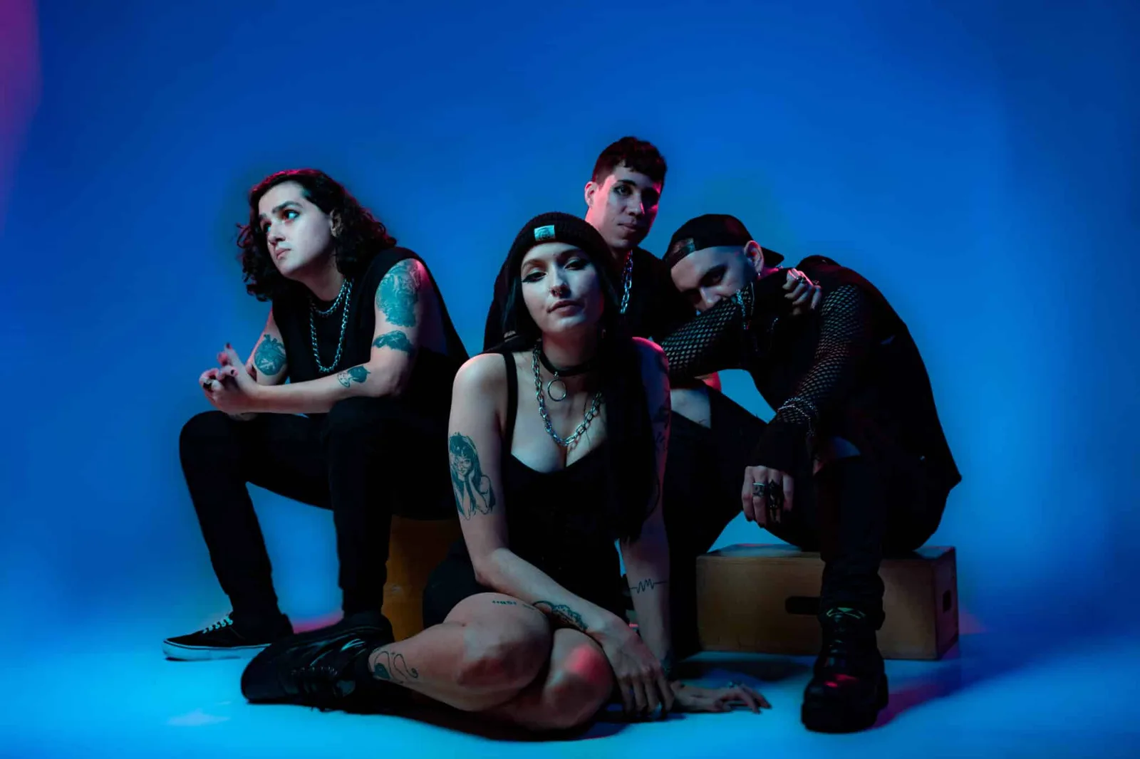 Dennehy mistura emo, nu metal e eletrônico no álbum DÜO