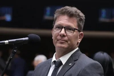 Dino diz que Mário Frias é "agente central" de suposta organização criminosa