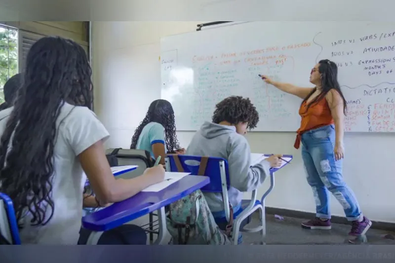 Pisa 2025: Brasil melhora em duas décadas, mas ainda fica abaixo da OCDE