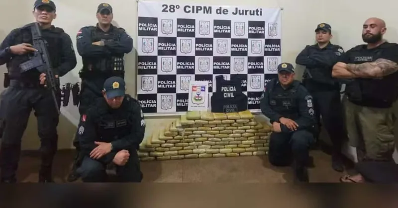 Carro com 97 tabletes de skunk é achado em área de mata em Juruti