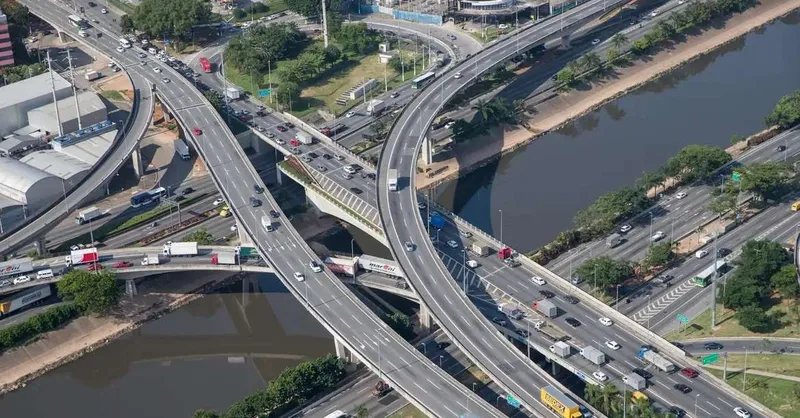 Chuva faz Rio Tietê subir e deixa São Paulo em alerta