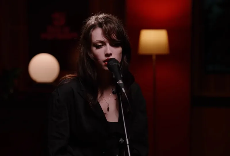 Violet Grohl faz versão acústica de “High”, do The Cure