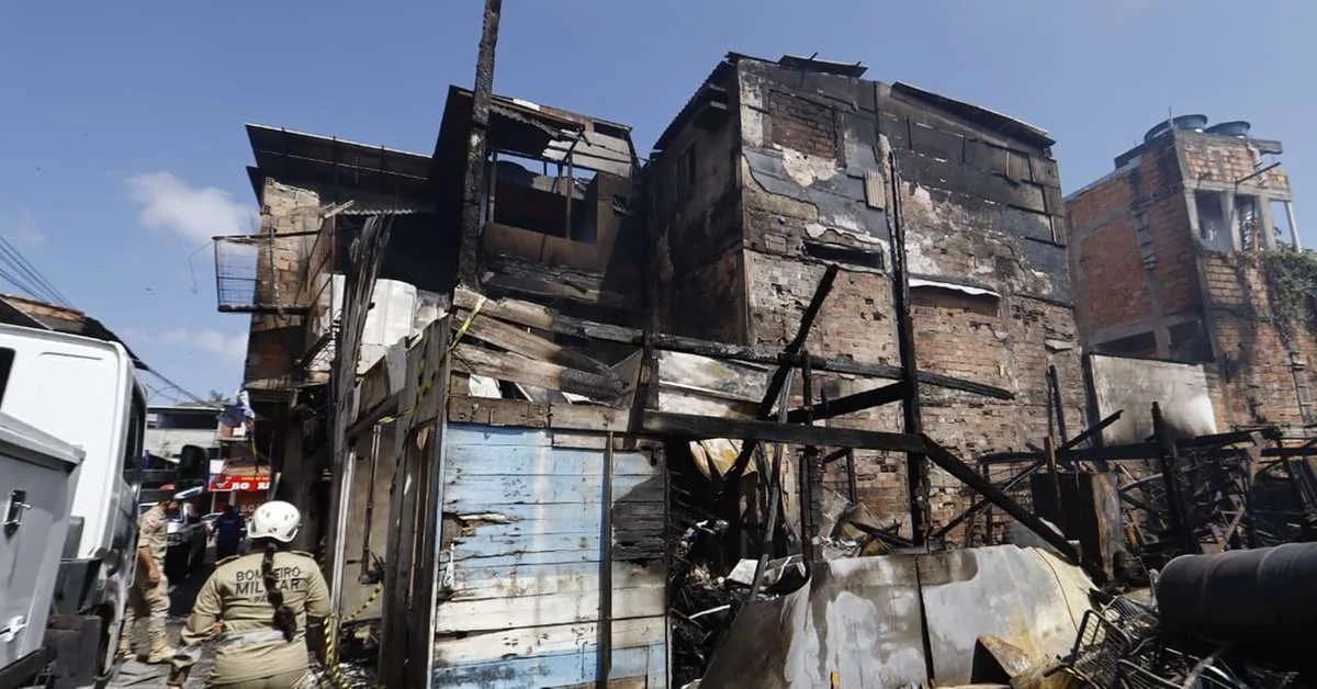 Moradores tentam conter fogo em padaria que deixou quatro animais mortos em Belém