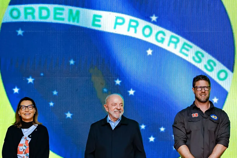 Lula promete política para idosos e mais educação integral em comício