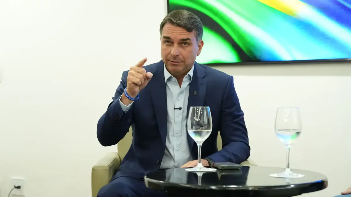 Flávio Bolsonaro visita Filipe Martins na prisão neste sábado (5)