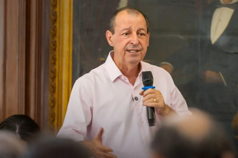 Plano de Omar inclui reforço escolar e inteligência artificial na rede estadual