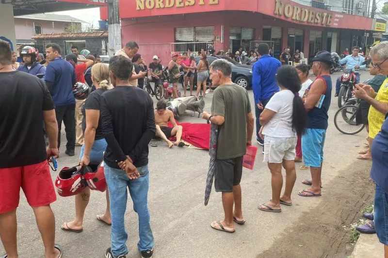 Mulher morre após cair de moto e ser atingida por caminhão em Manaus