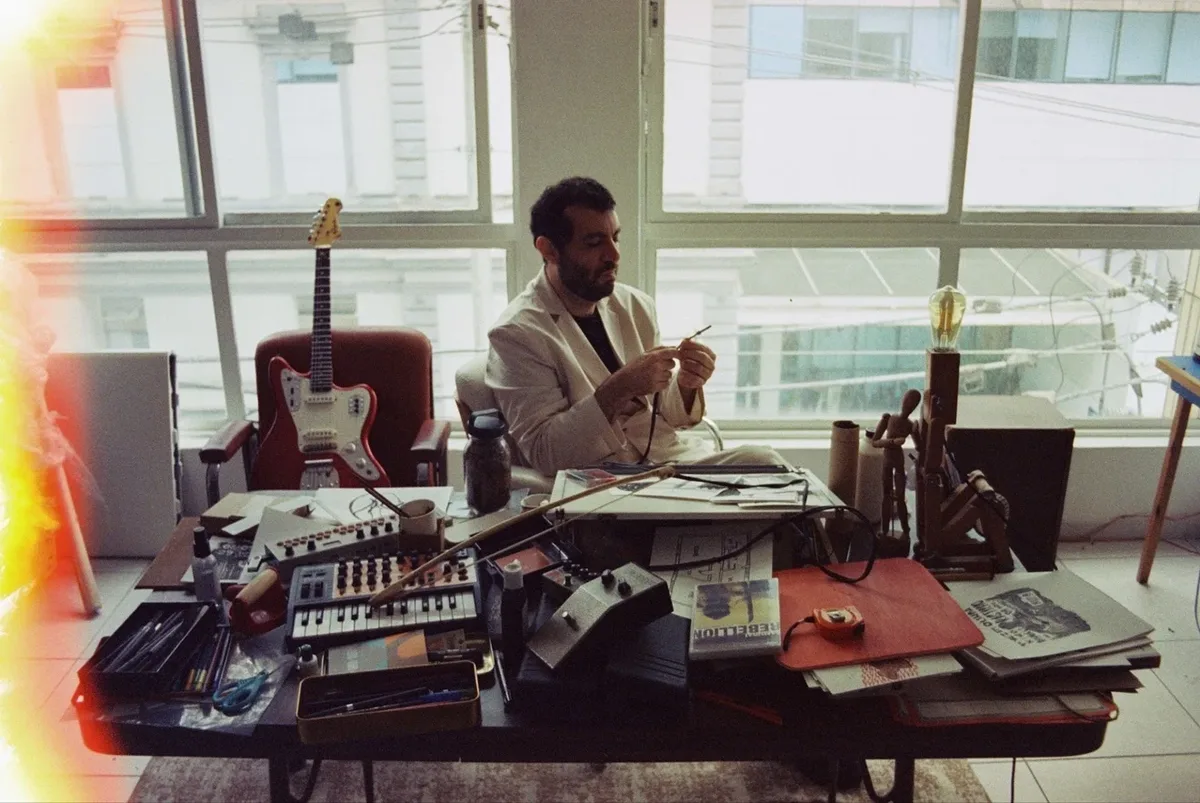 Em “Medusa”, Kiko Dinucci transforma guitarras e samples em novas formas de canção
