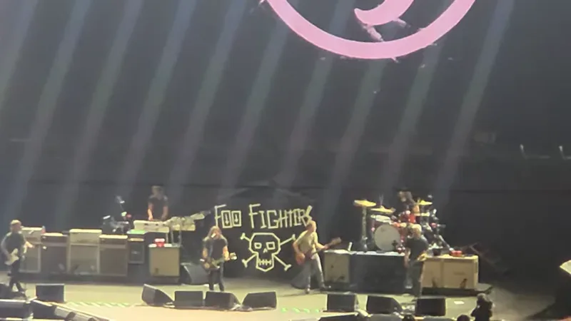 Foo Fighters abre show do AC/DC com nove músicas em St. Louis