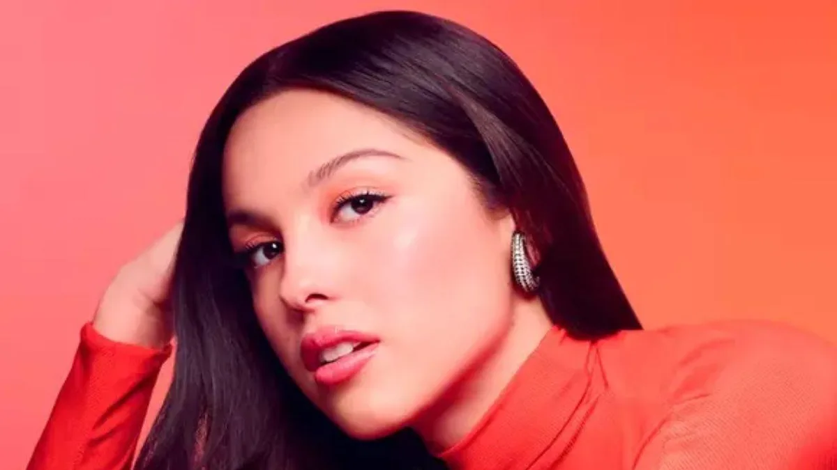 Olivia Rodrigo estrela campanha do perfume Idôle Peach ‘N Roses