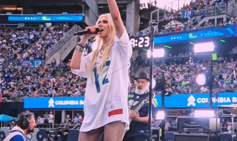 Soundgarden reúne Mike McCready e Taylor Momsen em show na NFL