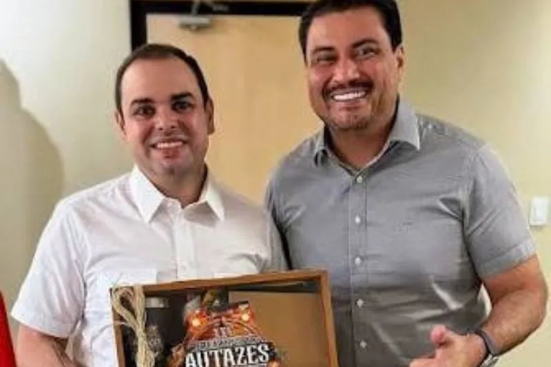 TRE-AM veta posts de prefeito que ligaram obra pública a Roberto Cidade