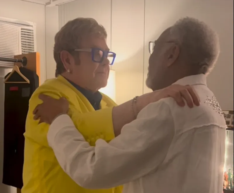 Gilberto Gil assiste ao show de Elton John e encontra o cantor no camarim