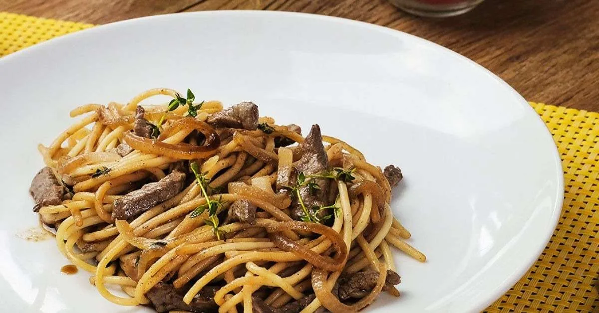 Carne dourada e manteiga dão novo sabor a este macarrão