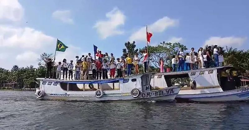 Desfile da Independência reúne estudantes em barcos no rio Tocantins